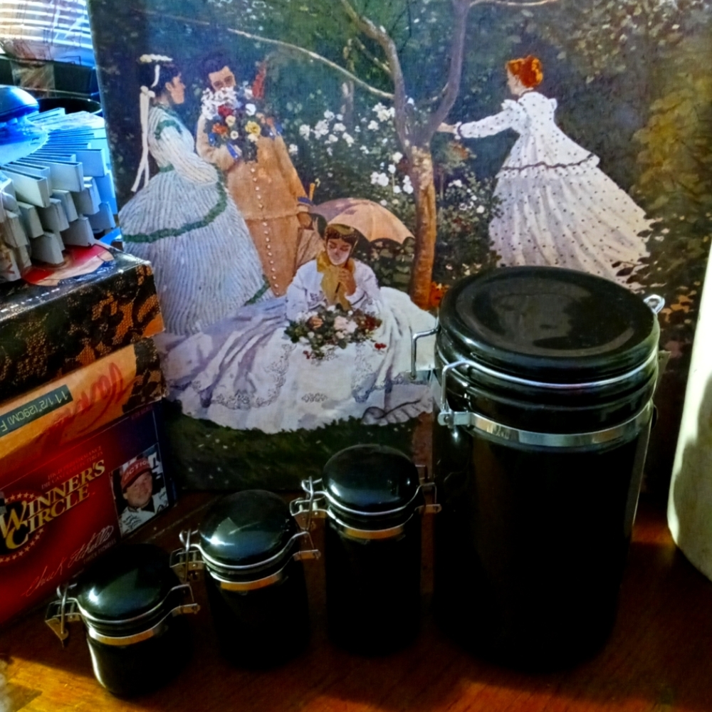 4 Black cannisters 3 by Oggi included 1 Large,Like🆕,A Excellent Gift Set. 🎁